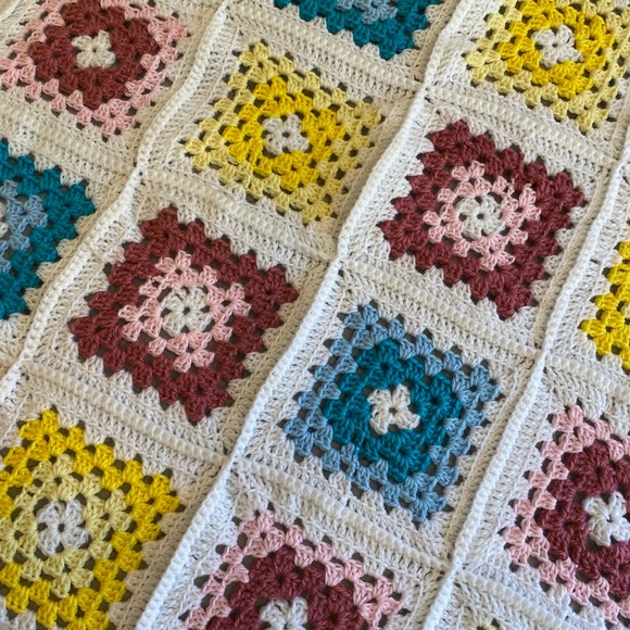 Crocheted blanket - Picture 2 of 3